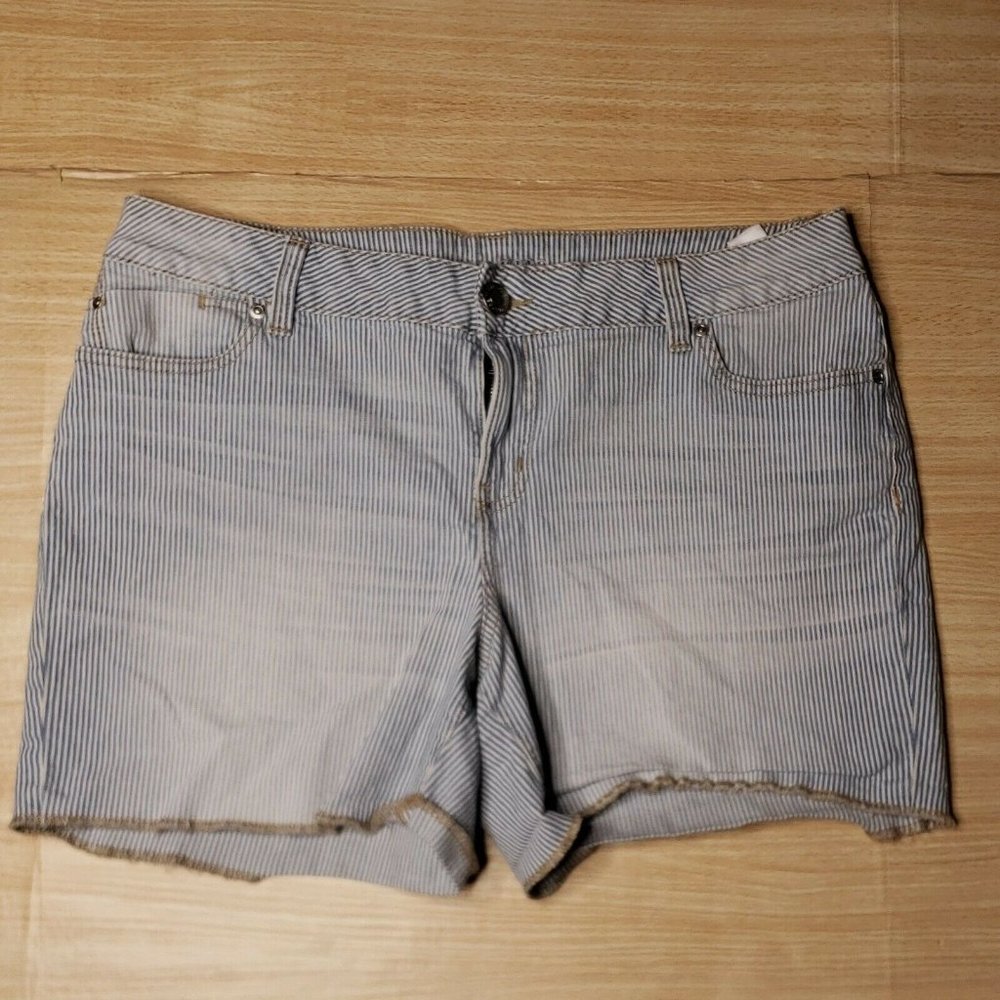 Maurices Womens Blue White Stripe Distressed Denim Shorts 14